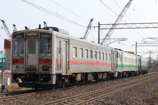 【JR北】キハ54-506が締切回送として函館本線普通列車に連結を峰延～岩見沢間で撮影した写真