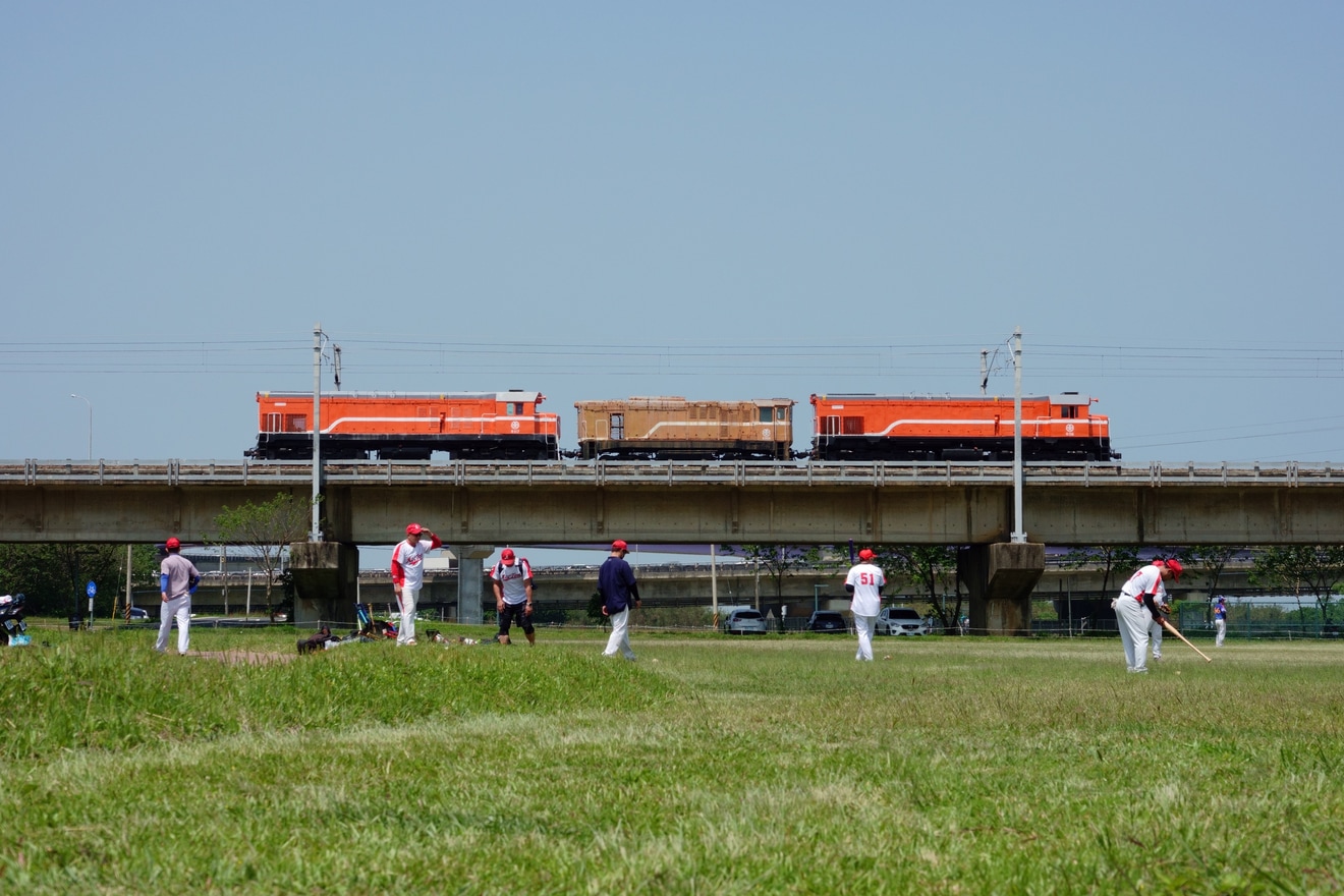 【台鐵】S300型入換機S305が富岡車両基地へ回送の拡大写真