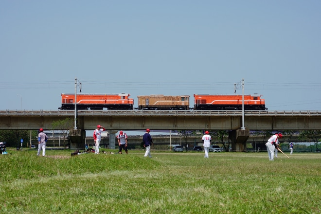 【台鐵】S300型入換機S305が富岡車両基地へ回送を北新竹〜竹北間で撮影した写真