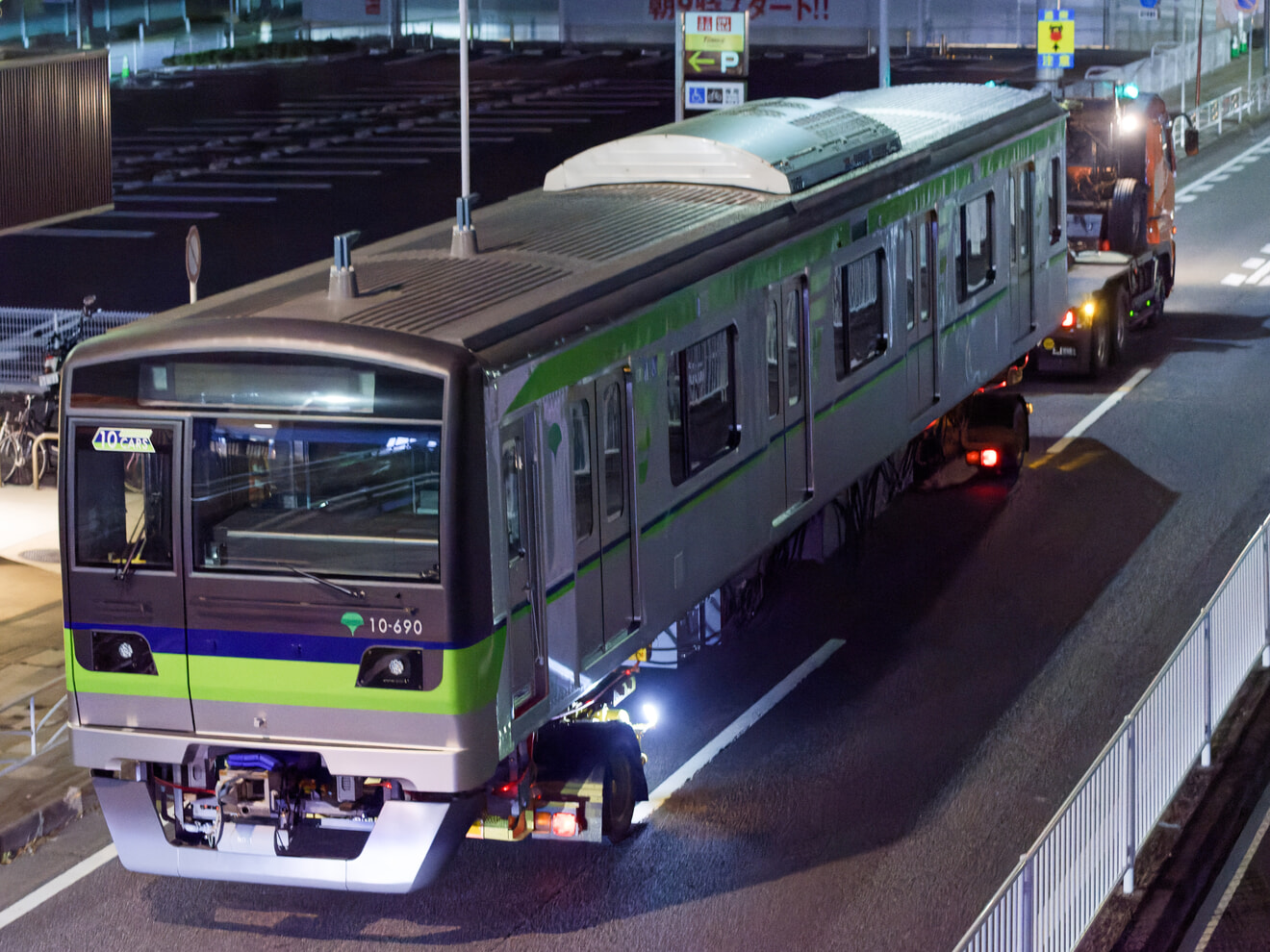 【都営】10-300形10-690F総合車両製作所横浜事業所から陸送の拡大写真