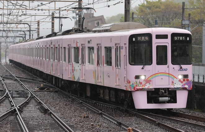 【京王】9000系9731F(サンリオキャラクターフルラッピングトレイン)が試運転を京王多摩センター駅で撮影した写真
