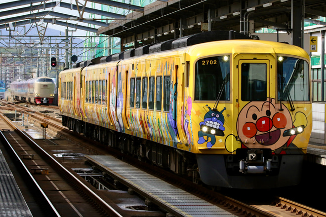 【JR四】きいろいアンパン列車団臨を宇多津駅で撮影した写真