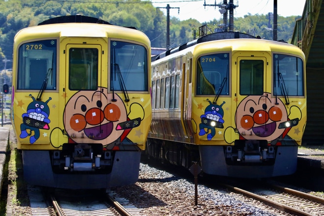 【JR四】きいろいアンパン列車団臨を塩入駅で撮影した写真