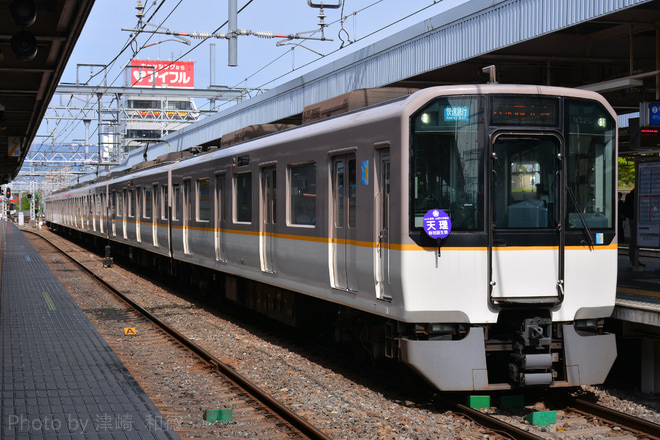 【近鉄】9820系EH25が天理教教祖誕生祭のヘッドマーク取り付けて運転をを尼崎駅で撮影した写真