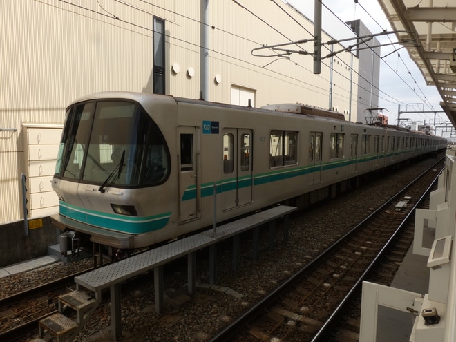【メトロ】9000系9117F綾瀬工場入場回送を北綾瀬駅で撮影した写真