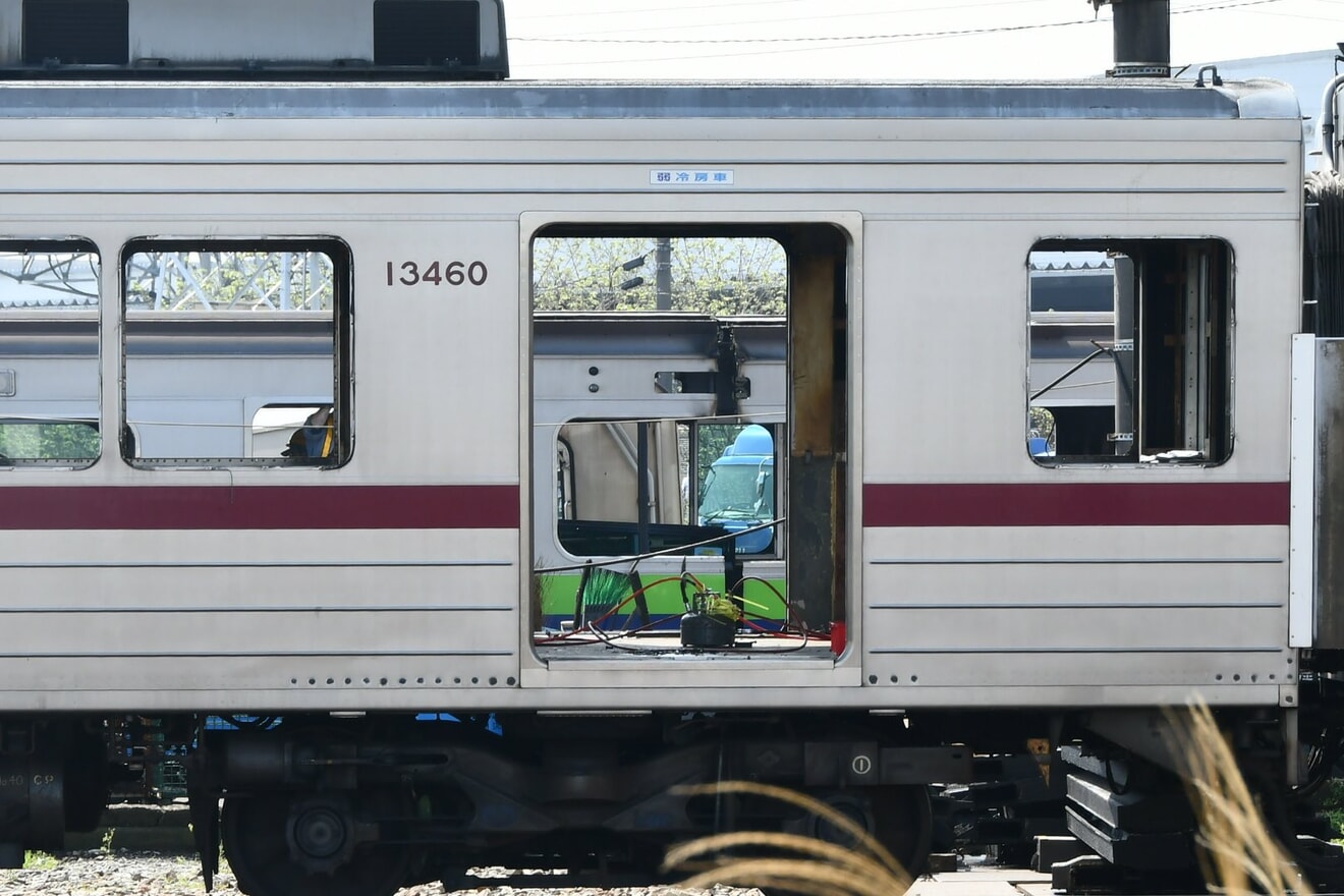 【東武】10050型11460F内装撤去中の拡大写真