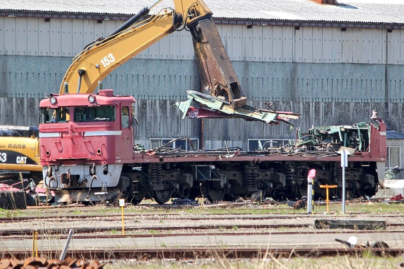 【JR東】EF81-137が秋田総合車両センターで解体中の拡大写真