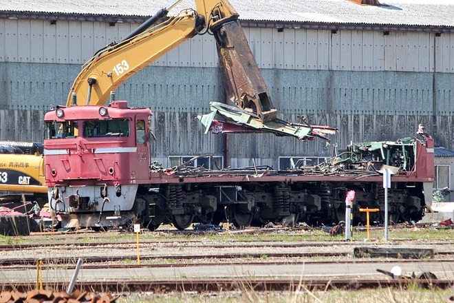 【JR東】EF81-137が秋田総合車両センターで解体中