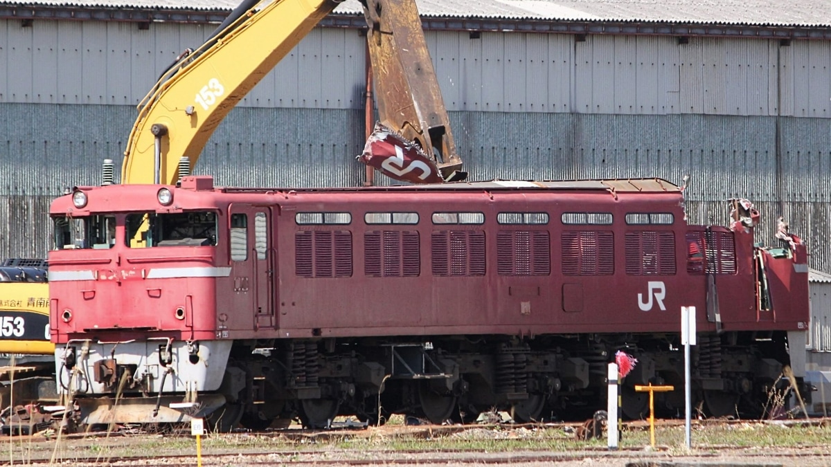 JR東】EF81-137が秋田総合車両センターで解体中 |2nd-train鉄道ニュース