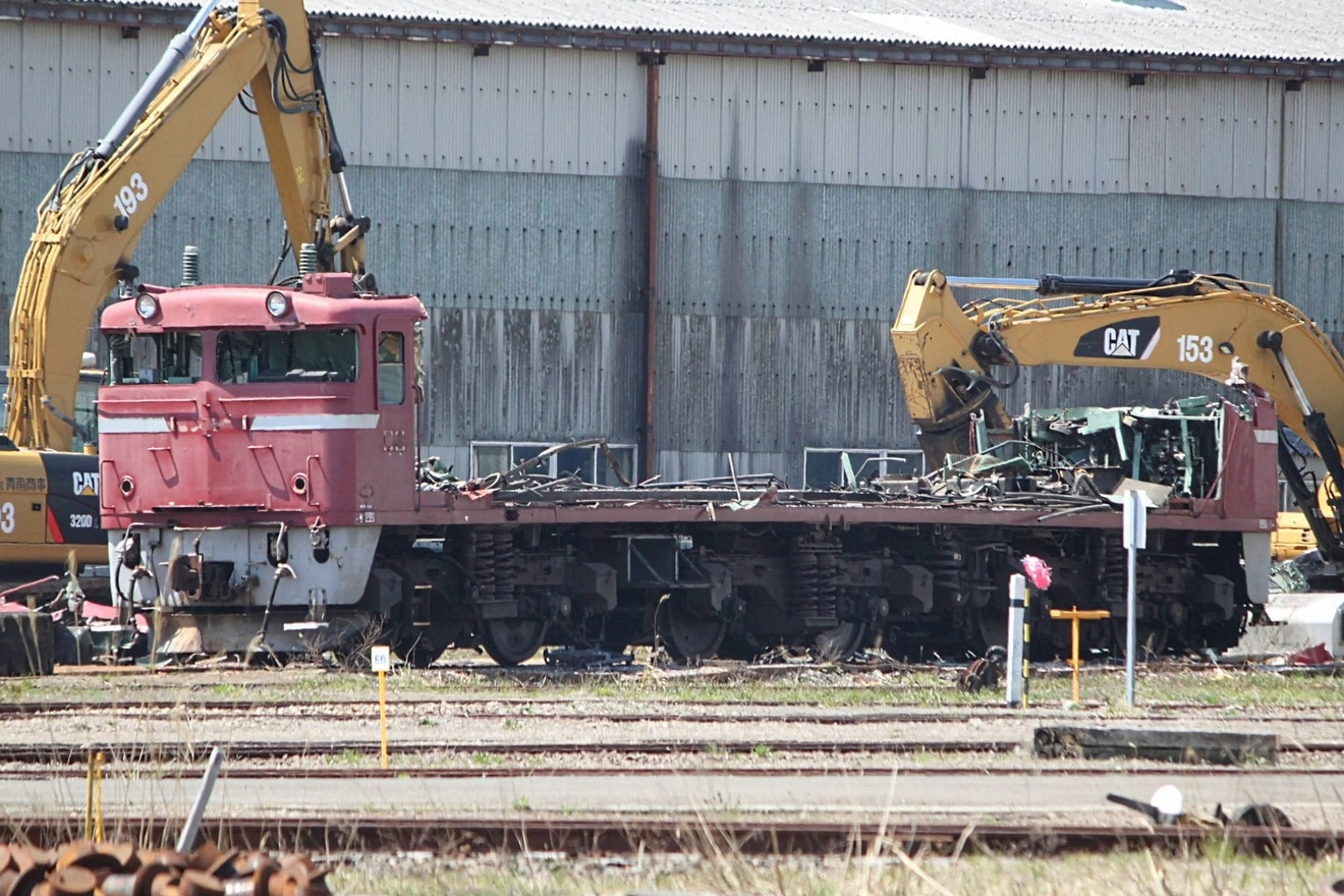 【JR東】EF81-137が秋田総合車両センターで解体中の拡大写真