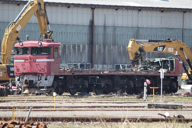 【JR東】EF81-137が秋田総合車両センターで解体中