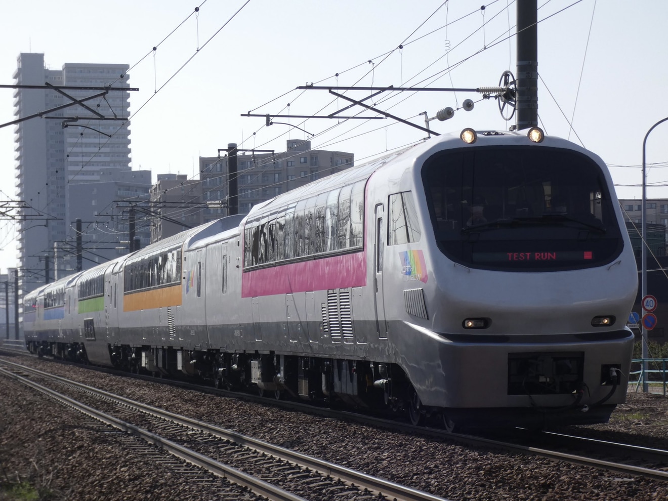 【JR北】ノースレインボーエクスプレスが函館本線で試運転の拡大写真