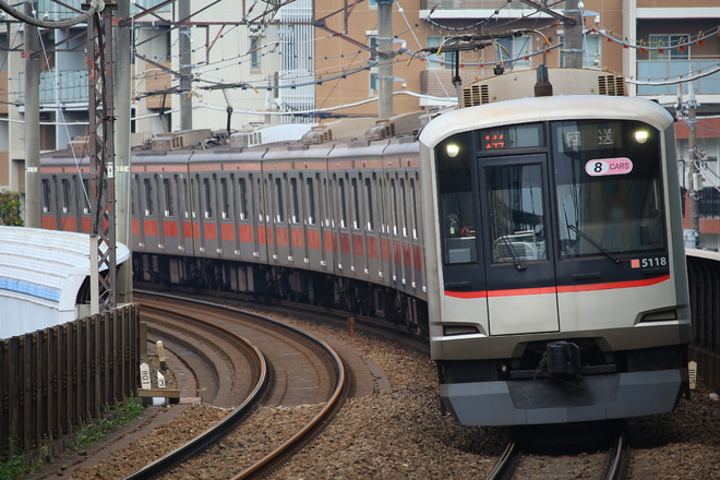 【東急】5000系5118F返却回送を青葉台駅で撮影した写真