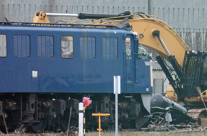 【JR東】EF60-19が秋田総合車両センターで解体中を秋田総合車両センター付近で撮影した写真