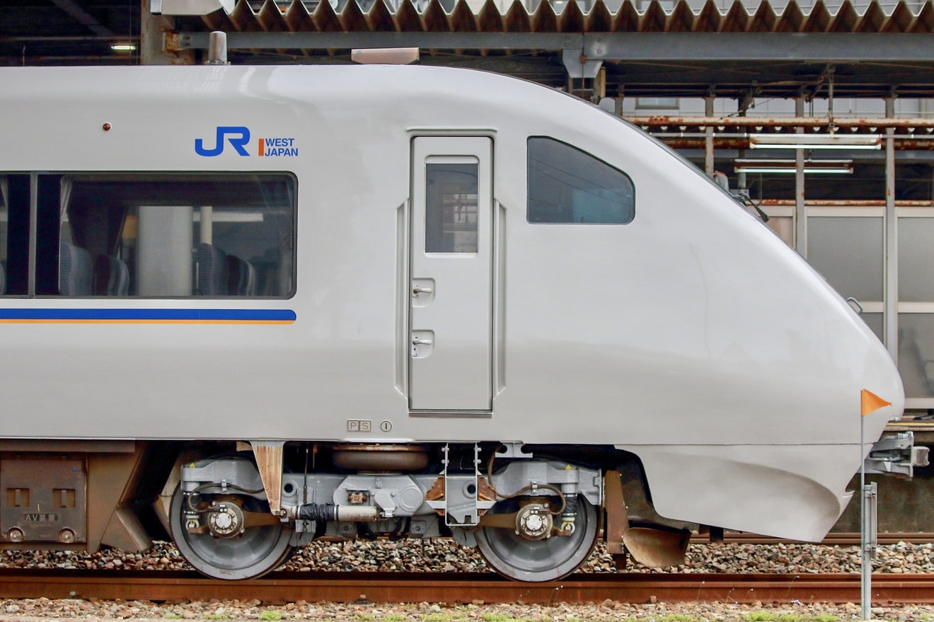 【JR西】681系W15編成金沢総合車両所出場回送の拡大写真