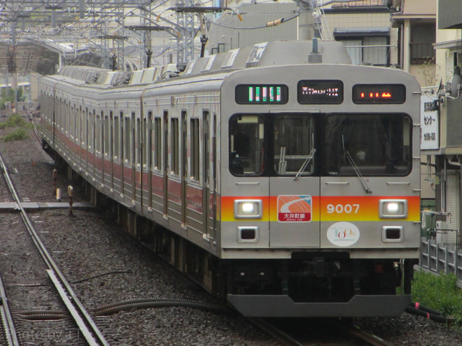 【東急】9000系9007Fが「東急グループ100周年トレイン」にを荏原町駅で撮影した写真