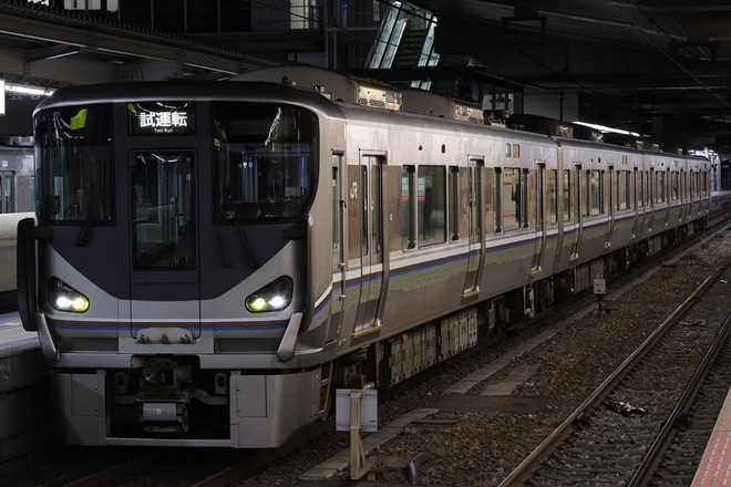 【JR西】225系U1編成、I1編成、321系D1編成が試運転を大阪駅で撮影した写真