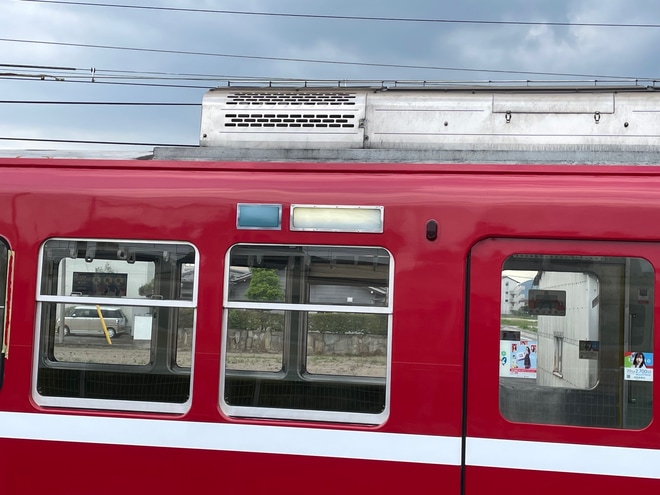 【ことでん】追憶の赤い電車」として整備中を不明で撮影した写真