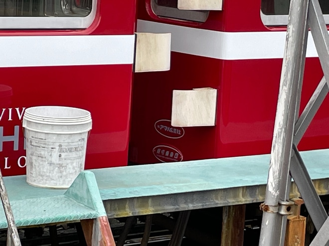 【ことでん】追憶の赤い電車」として整備中を不明で撮影した写真