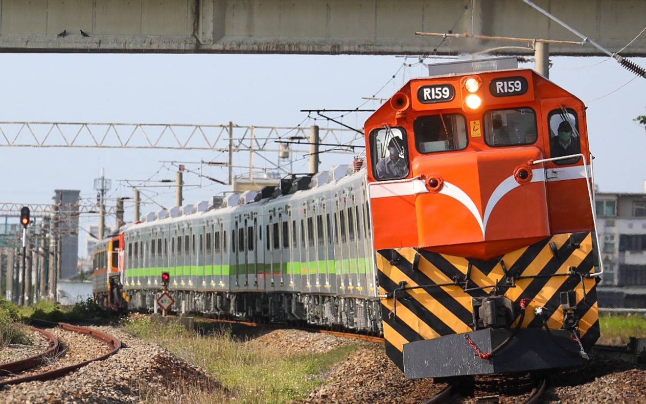 【台鐵】EMU900EP923編成が輸送の拡大写真