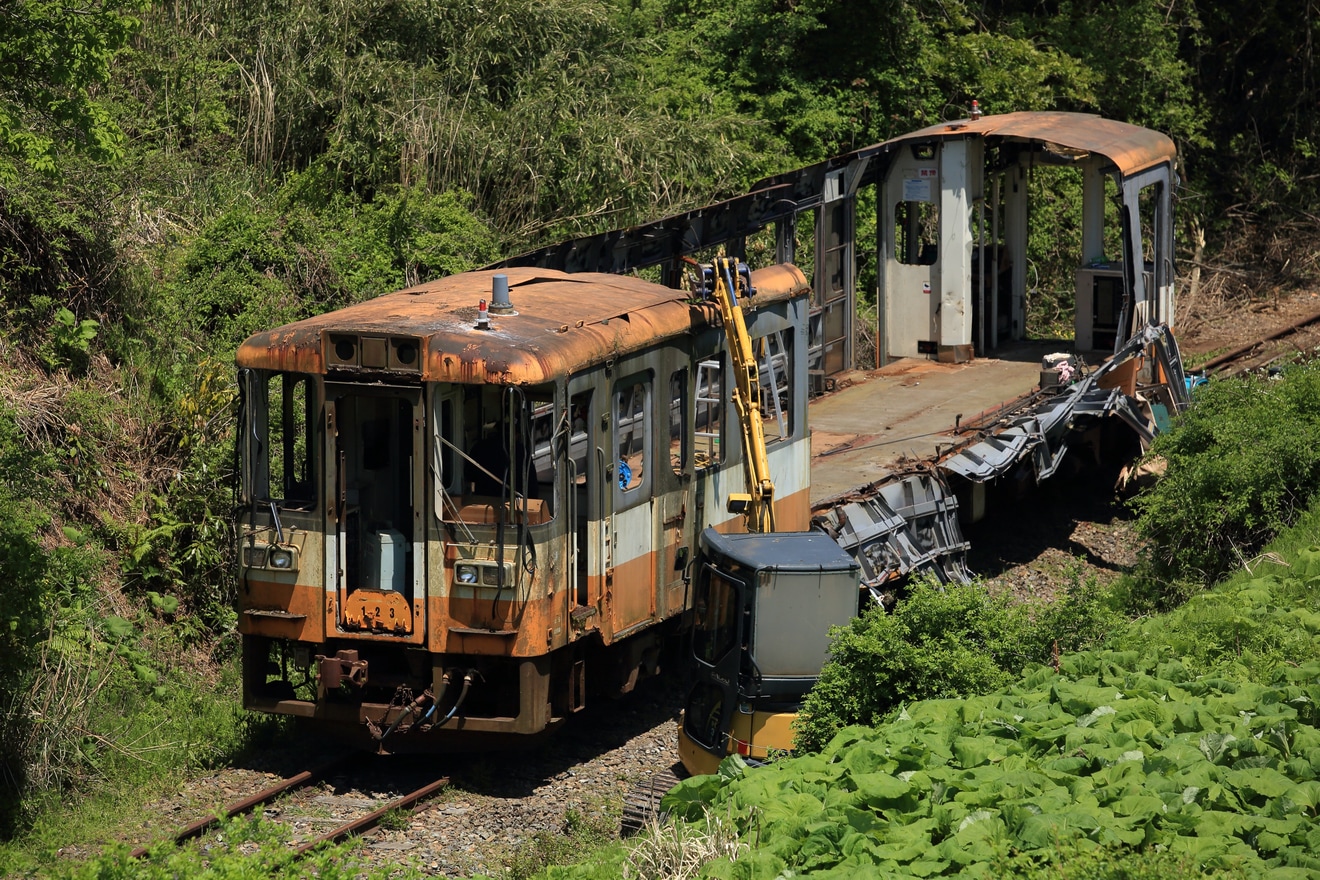 【のと鉄】藤波駅近くの保存車が解体中の拡大写真