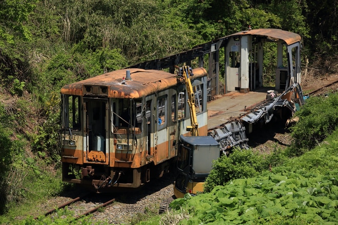 【のと鉄】藤波駅近くの保存車が解体中を藤波駅近くで撮影した写真