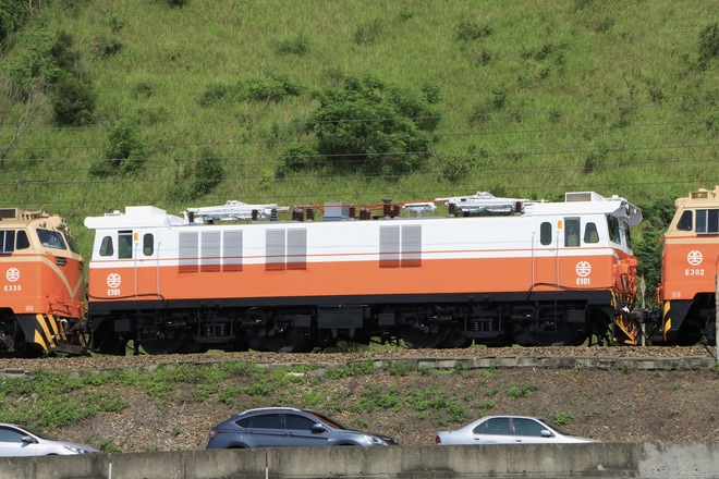 【台鐵】E100型E101がお色直しを終えて富岡車両基地出場を不明で撮影した写真