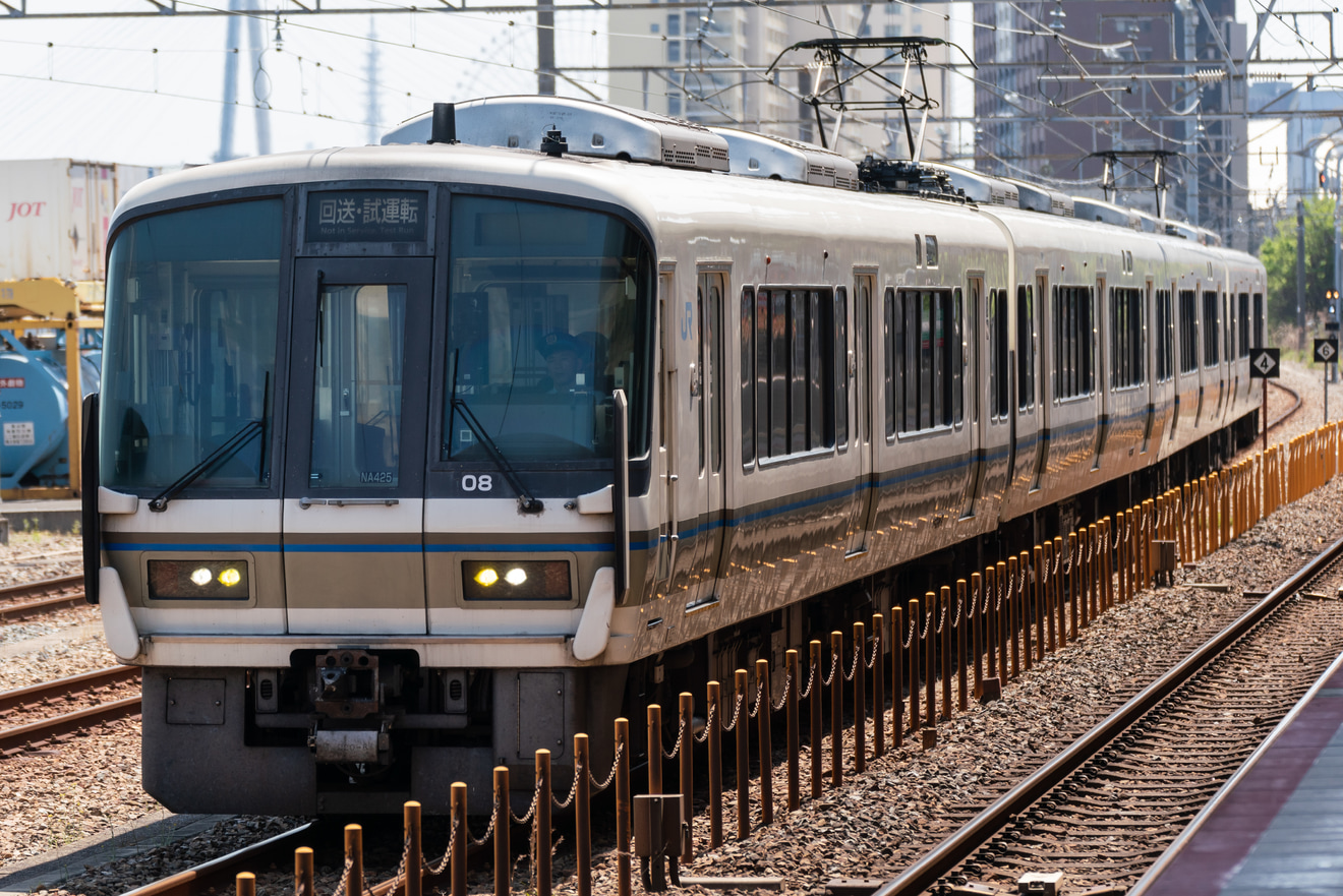 【JR西】221系NA425編成 GW期間城東･梅田貨物線保安列車で桜島線への拡大写真