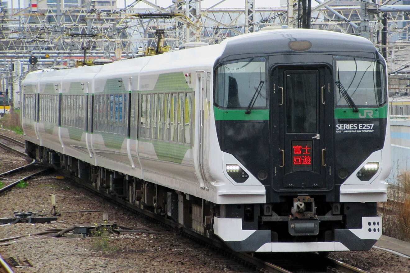 【JR東】E257系5500番台OM-53編成使用 特急「富士回遊91号」運転の拡大写真
