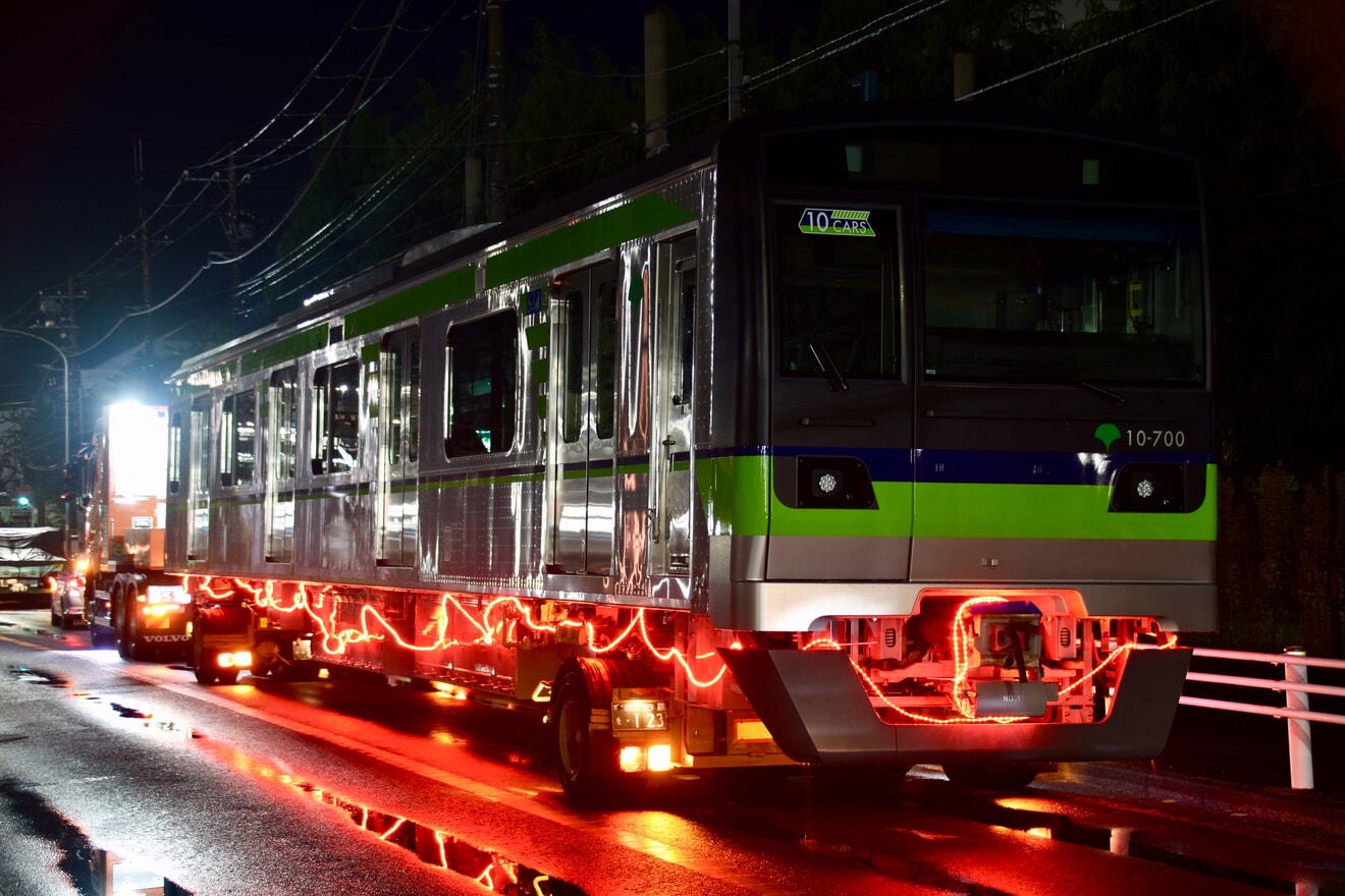 【都営】10-300形10-700F総合車両製作所横浜事業所から陸送の拡大写真
