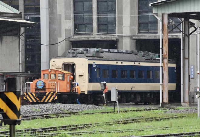 【台鐵】583系保存車モハネ583-106及びモハネ582-106が吊り上げられ構内移動を台湾鉄道博物館で撮影した写真