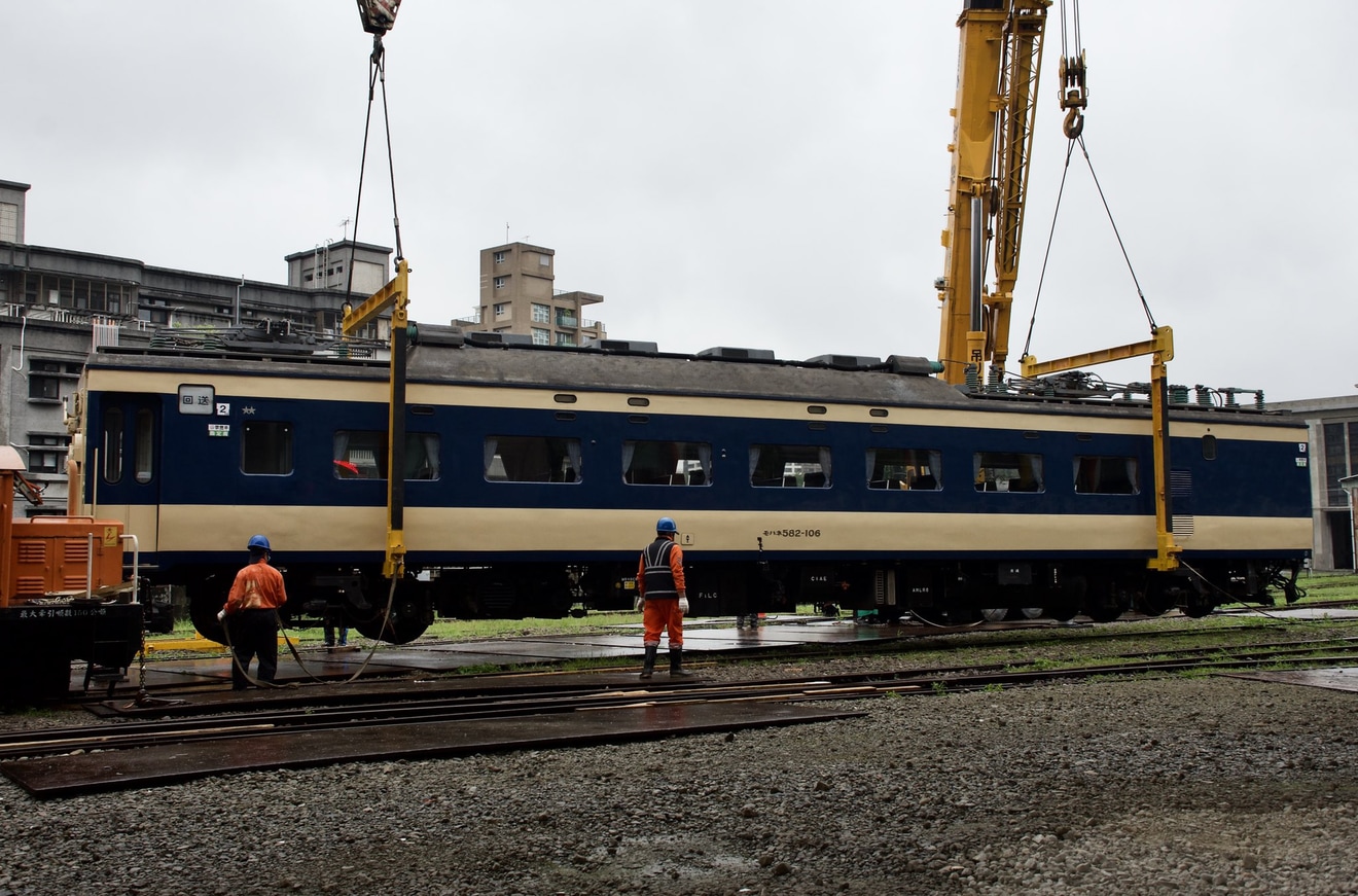 【台鐵】583系保存車モハネ583-106及びモハネ582-106が吊り上げられ構内移動の拡大写真