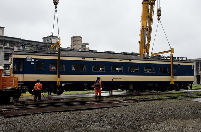 【台鐵】583系保存車モハネ583-106及びモハネ582-106が吊り上げられ構内移動