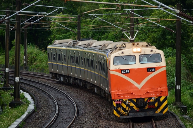 【台鐵】EMU800型EP845が富岡車両基地を出場を苗栗〜南勢間で撮影した写真