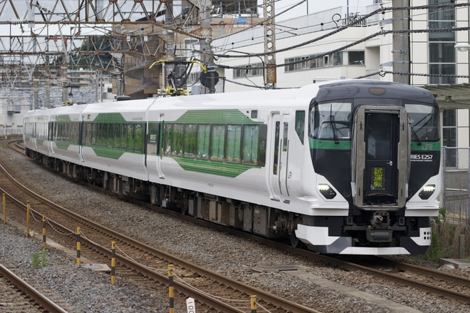【JR東】E257系オオOM-54編成使用 東海道貨物線試運転を大船駅で撮影した写真