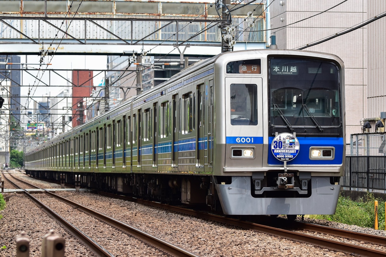 【西武】6000系デビュー30周年HM装着の6000系6101Fが新宿線の定期運用への拡大写真