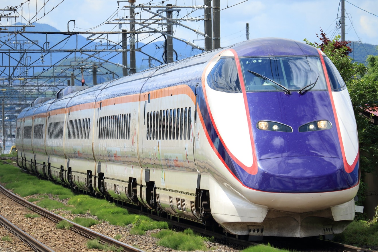 【JR東】E3系L66編成が山形新幹線開業30周年ラッピングにの拡大写真