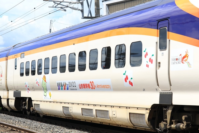 【JR東】E3系L66編成が山形新幹線開業30周年ラッピングに