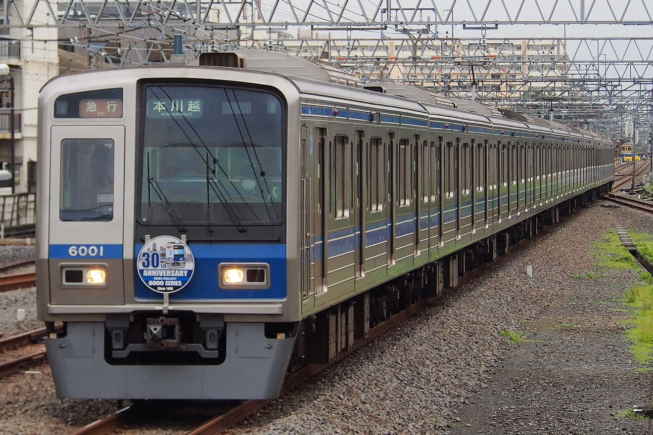 【西武】6000系デビュー30周年HM装着の6000系6101Fが新宿線の定期運用への拡大写真