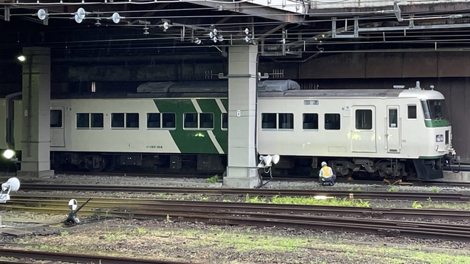 【JR東】185系元C2編成先頭車からシンボルマーク及び前面幕が撤去を大宮駅で撮影した写真