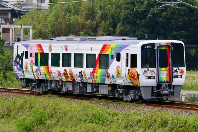 【JR四】2000系2152号車「宇和海アンパンマン列車」検査を終えて出場をみの～詫間間で撮影した写真