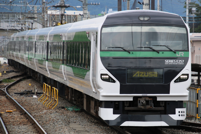【JR東】E257系OM-93編成使用の特急あずさ81号を竜王駅で撮影した写真