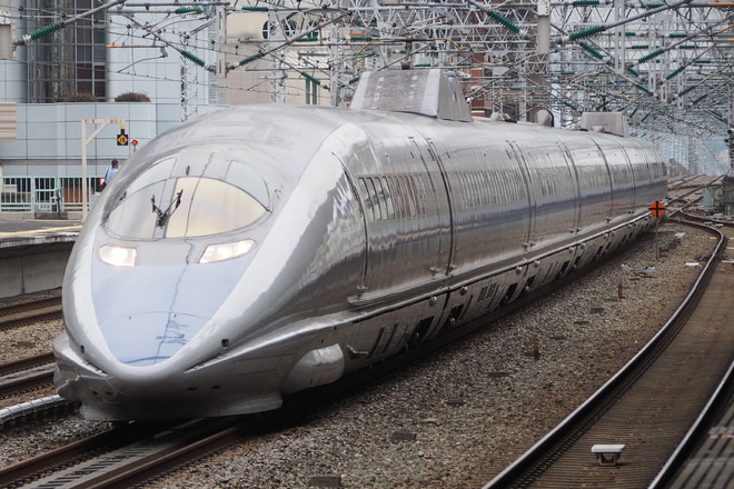 【JR西】「新幹線車両所(岡山)乗り入れメモリアルツアー」催行を西明石駅で撮影した写真