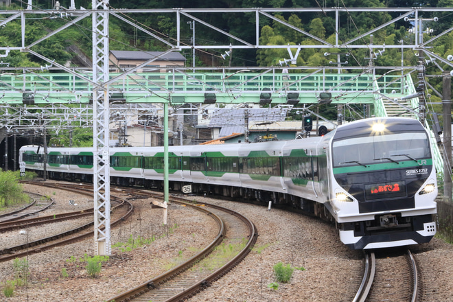 【JR東】E257系OM-93編成使用の特急あずさ81号を相模湖駅で撮影した写真