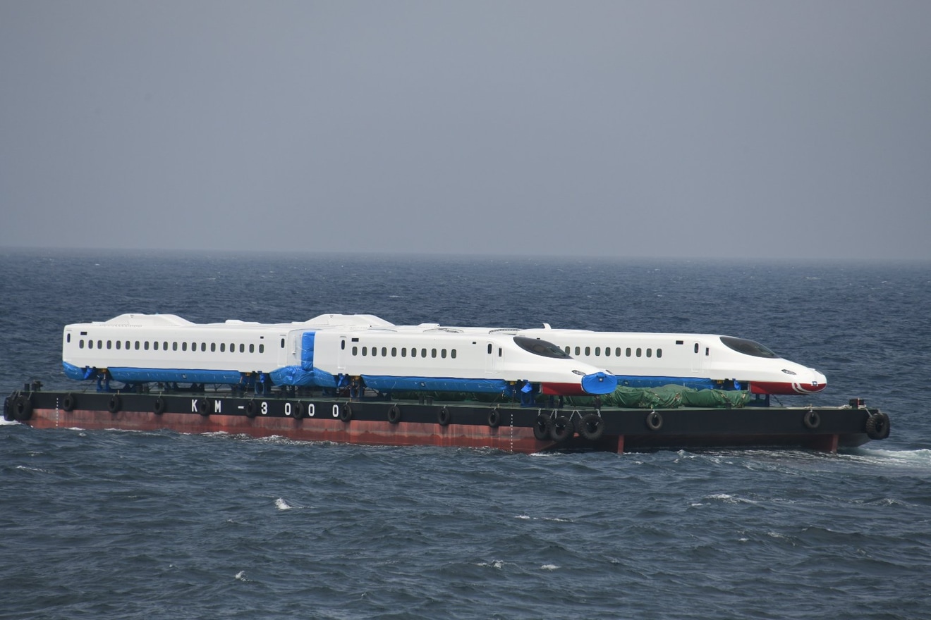 【JR九】真っ白なN700S Y3編成が海上輸送の拡大写真
