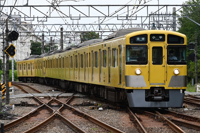 【西武】新2000系の分割編成が6両固定運用を代走中を萩山駅で撮影した写真