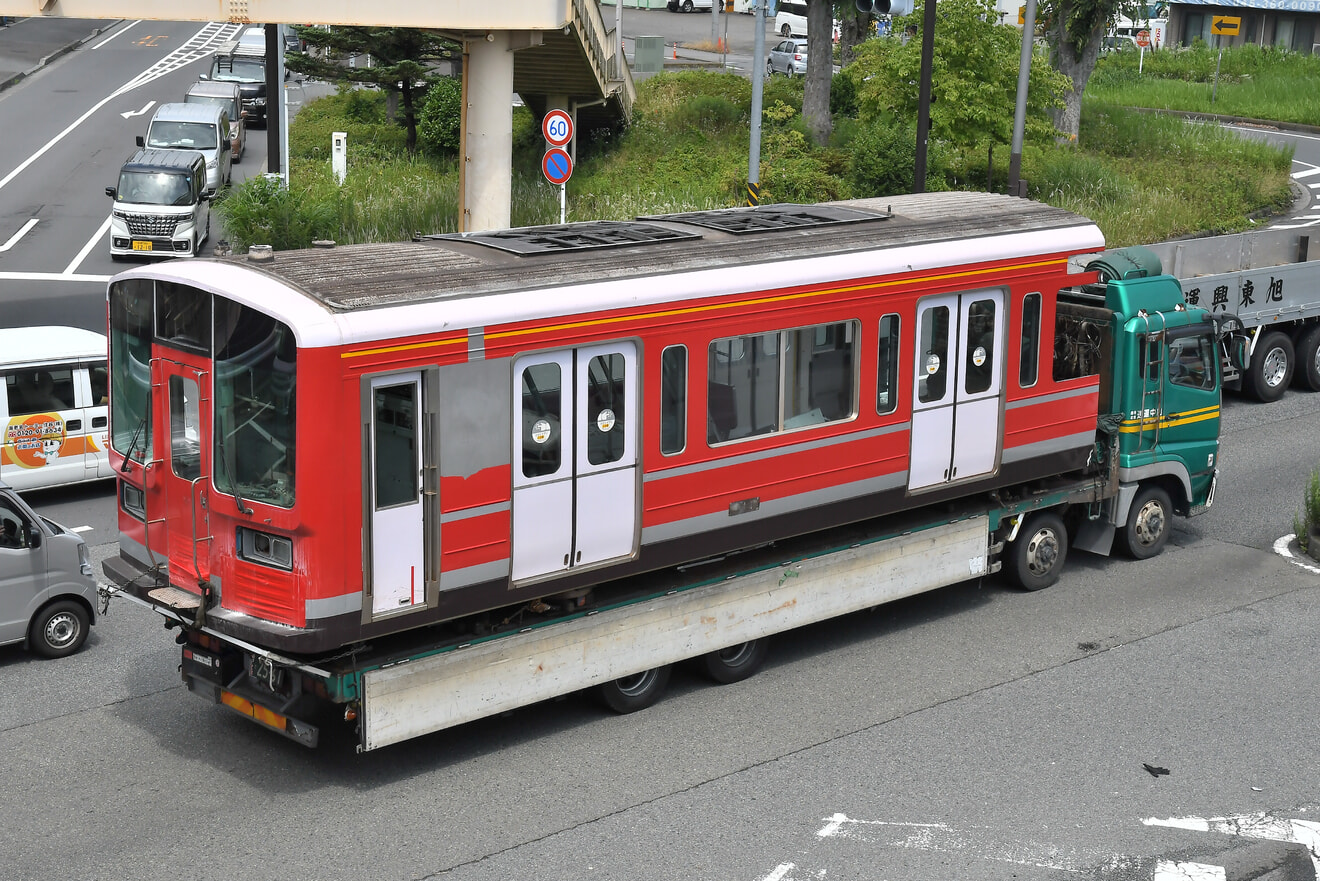 【小田急】1000形 1061×4(1061F)新宿方2両 廃車・搬出の拡大写真