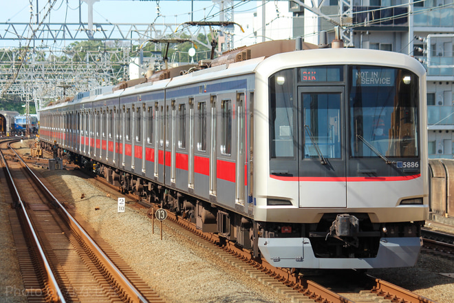 【東急】5080系5186F 8両化して元住吉検車区へ回送を新丸子駅で撮影した写真