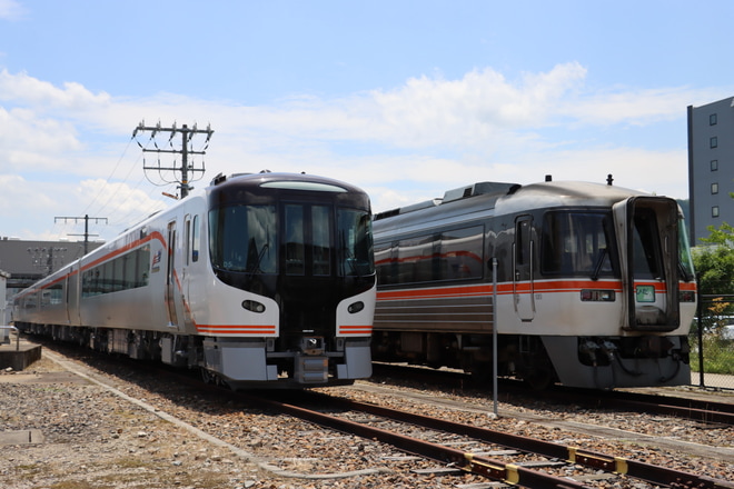 【JR海】HC85系を高山駅で展示を高山駅で撮影した写真