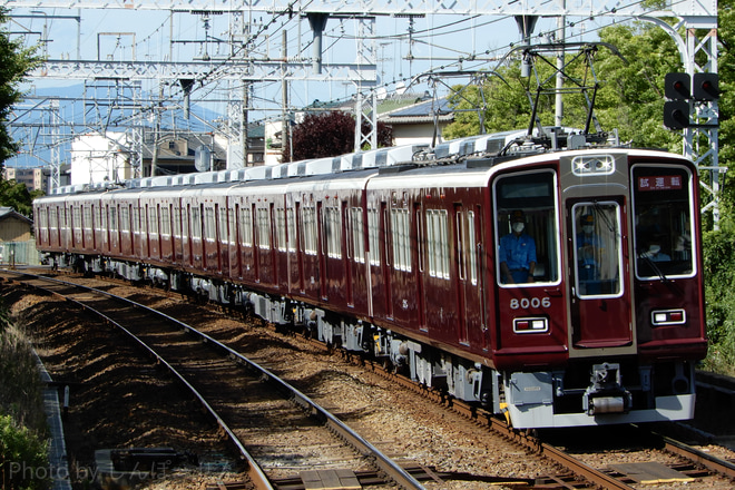 【阪急】8000系8006Fがリニューアル明け試運転を実施を西向日駅で撮影した写真